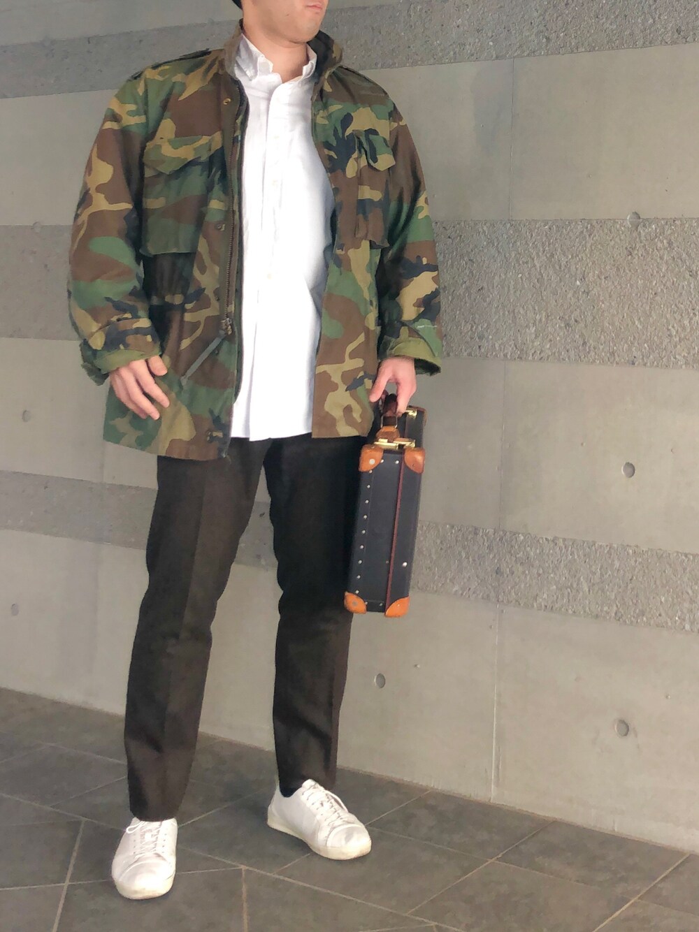 「M65、M-65、ミリタリー、ミリタリージャケット、シャツ、シャツスタイル、スラックス、白スニーカー、スニーカー、アースカラー、カモフラ、休日スタイル、オトナカジュアル、大人カジュアル、古着」｜「PT01の◎PT01 / GENTS FIT ウールギャバジン 2プリーツスラックス（スラックス、ブラウン系）」を使った、Chrisさん（メンズ・181cm）の春コーディネートの1枚目の写真