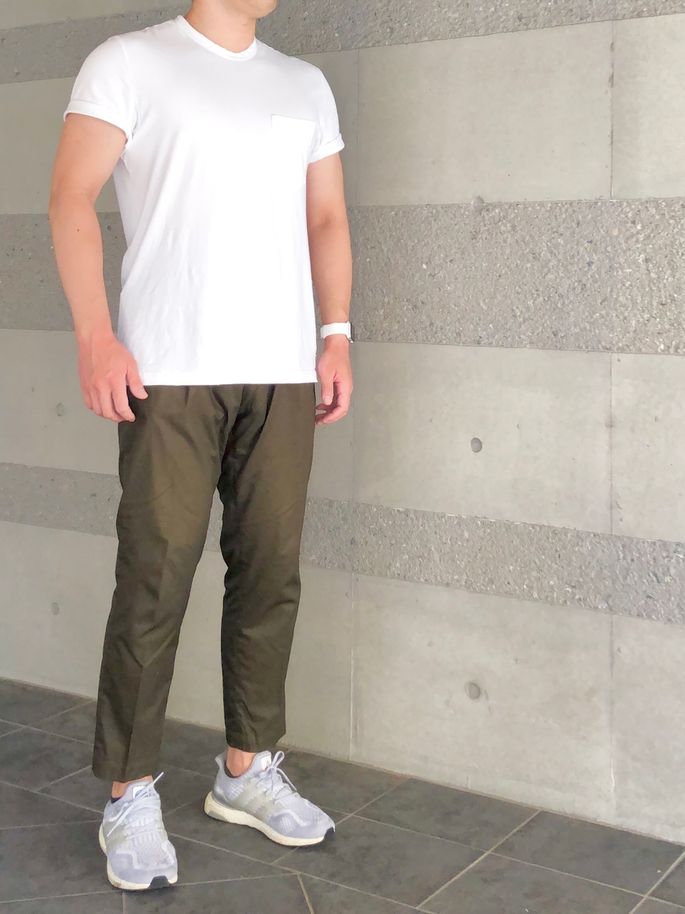 「白Tシャツ、無地T、スラックス、スニーカー、きれいめカジュアル、キレイめ、Tシャツ、シンプルコーデ、シンプル、夏コーデ、夏、みんなの白Tフェス、大人コーデ、オトナカジュアル、大人カジュアル」｜「UNITED ARROWSの<UNITED ARROWS> ツイル イージーパンツ ◆（その他パンツ、グリーン系）」を使った、Chrisさん（メンズ・181cm）の夏コーディネートの1枚目の写真