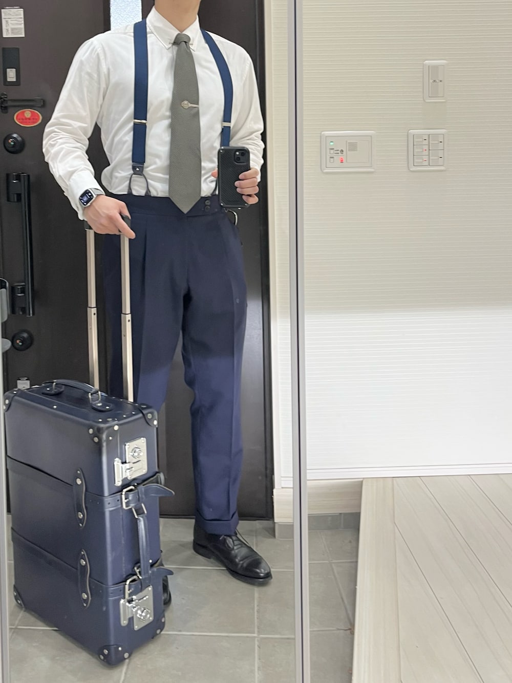 「スーツスタイル、スーツ、サスペンダー、シャツ、ネイビー、ネイビー×ホワイト、スーツケース、トラッド、クラシカル、オフィススタイル、シンプル、大人コーデ、秋冬コーデ、古着、古着MIX」｜「オーダーメイドスーツのアイテム（スーツセット、ブルー系）」を使った、Chrisさん（メンズ・181cm）の冬コーディネートの1枚目の写真