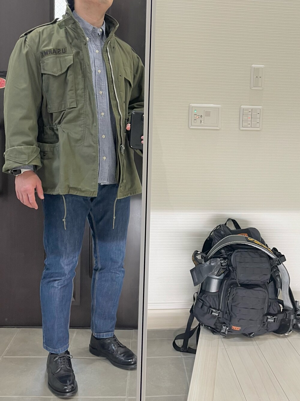 「M65、ミリタリー、ミリタリージャケット、シャツ、デニム、デニムパンツ、革靴、アメカジ、きれいめカジュアル、春コーデ、オトナカジュアル、キレイめ、アメカジコーデ、大人カジュアル、古着」｜「U.S. Militaryのアイテム（ミリタリージャケット、グリーン系）」を使った、Chrisさん（メンズ・181cm）の春コーディネートの1枚目の写真