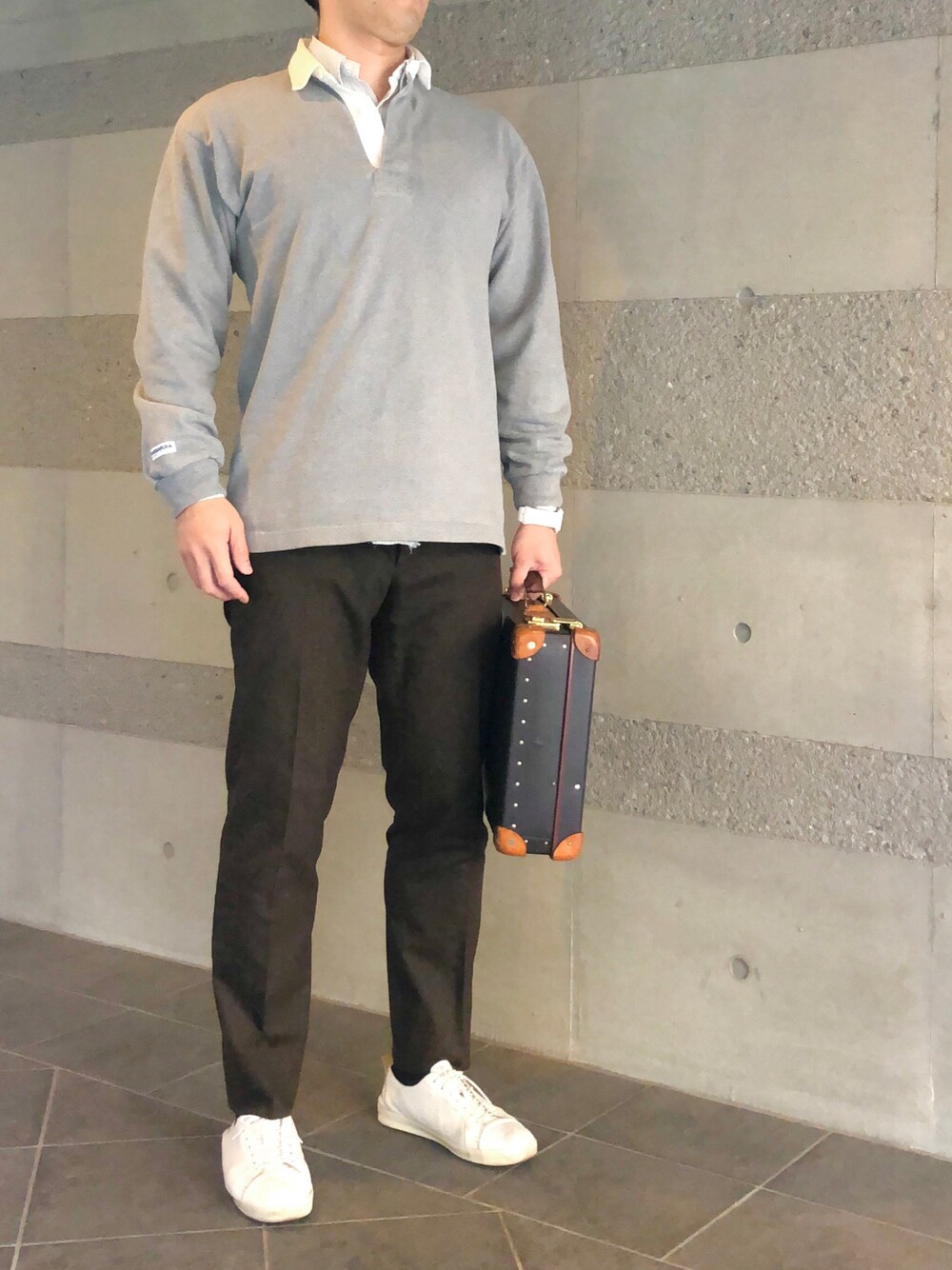 「シャツ、シャツスタイル、ラガーシャツ、ラグビーシャツ、スラックス、白スニーカー、スニーカー、オトナカジュアル、大人カジュアル、きれいめカジュアル、キレイめ、春コーデ、古着、オーバーサイズ、グレー」｜「PT01の◎PT01 / GENTS FIT ウールギャバジン 2プリーツスラックス（スラックス、ブラウン系）」を使った、Chrisさん（メンズ・181cm）の冬コーディネートの1枚目の写真