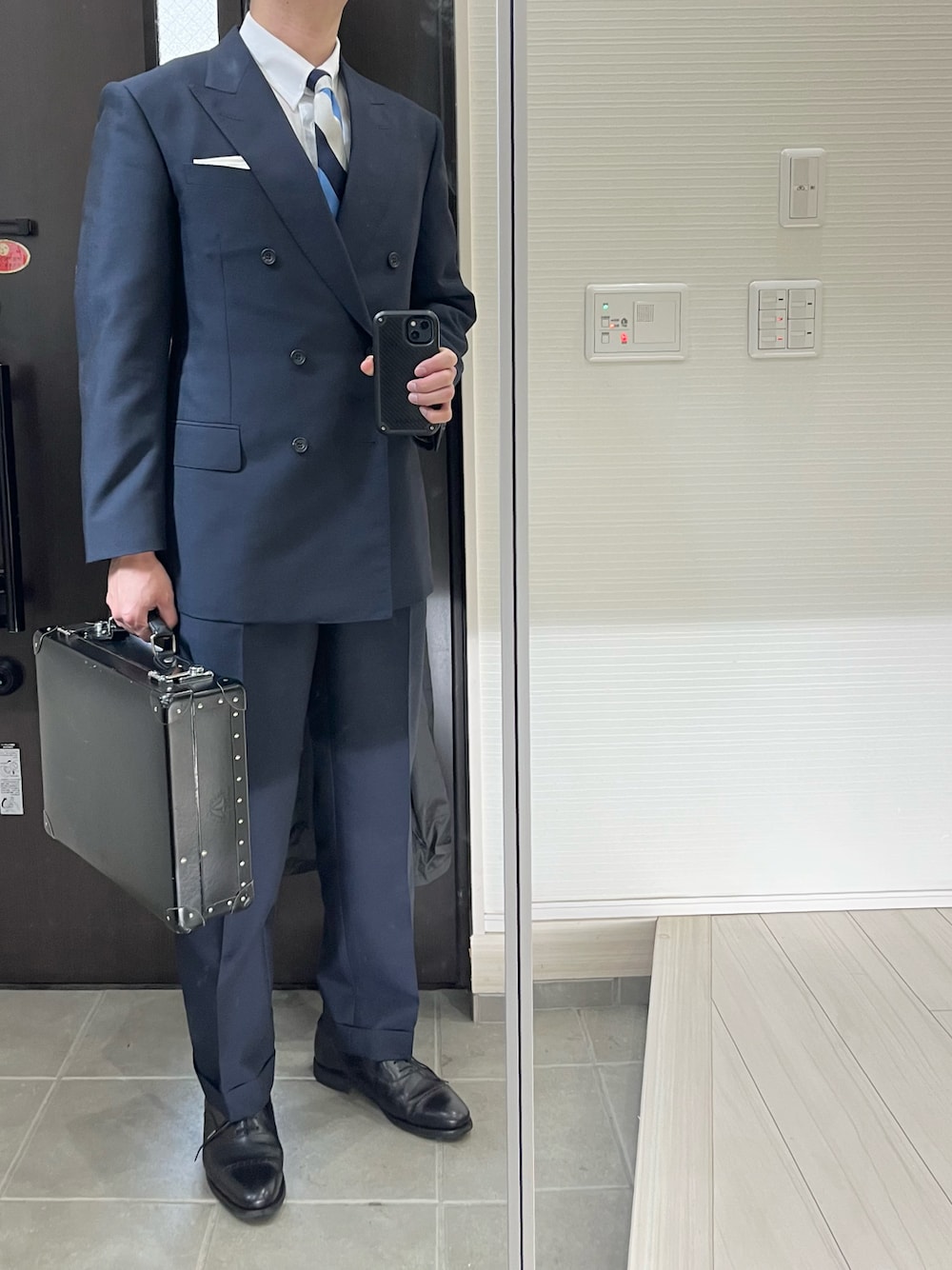 「スーツスタイル、スーツ、ダブルジャケット、スラックス、テーラードジャケット、ネクタイ、タブカラーシャツ、シャツ、ネイビー、ネイビー×ホワイト、オフィススタイル、トラッド、クラシカル、春コーデ、フレスコ」｜「オーダーメイドスーツのアイテム（スーツセット、ブルー系）」を使った、Chrisさん（メンズ・181cm）の春コーディネートの1枚目の写真