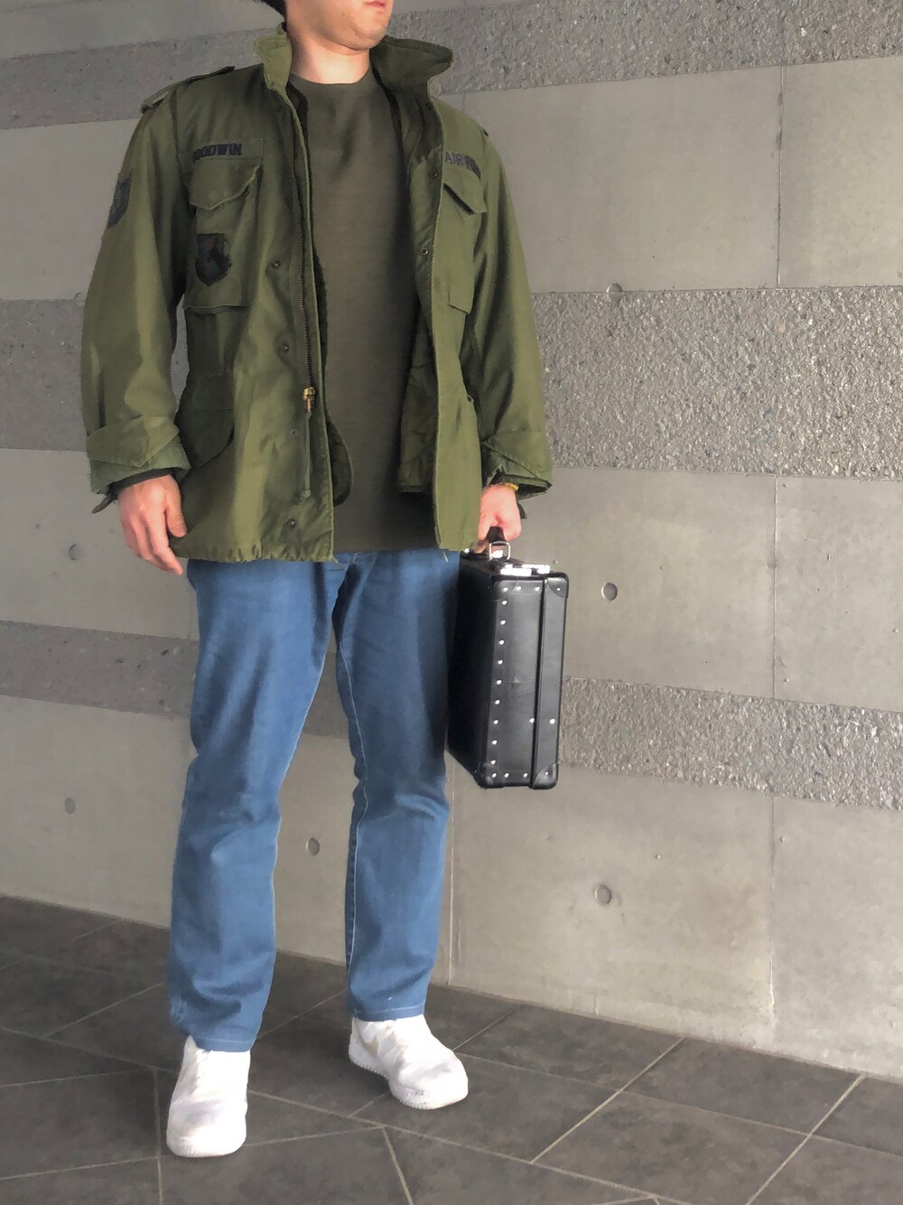 「ミリタリー、ミリタリージャケット、M65、M-65、Tシャツ、グリーン、デニム、デニムパンツ、キレイめ、オトナカジュアル、アメカジ、春コーデ、白スニーカー、スニーカー、ラフ」｜「BRIONIのアイテム（デニムパンツ、ブルー系）」を使った、Chrisさん（メンズ・181cm）の春コーディネートの1枚目の写真