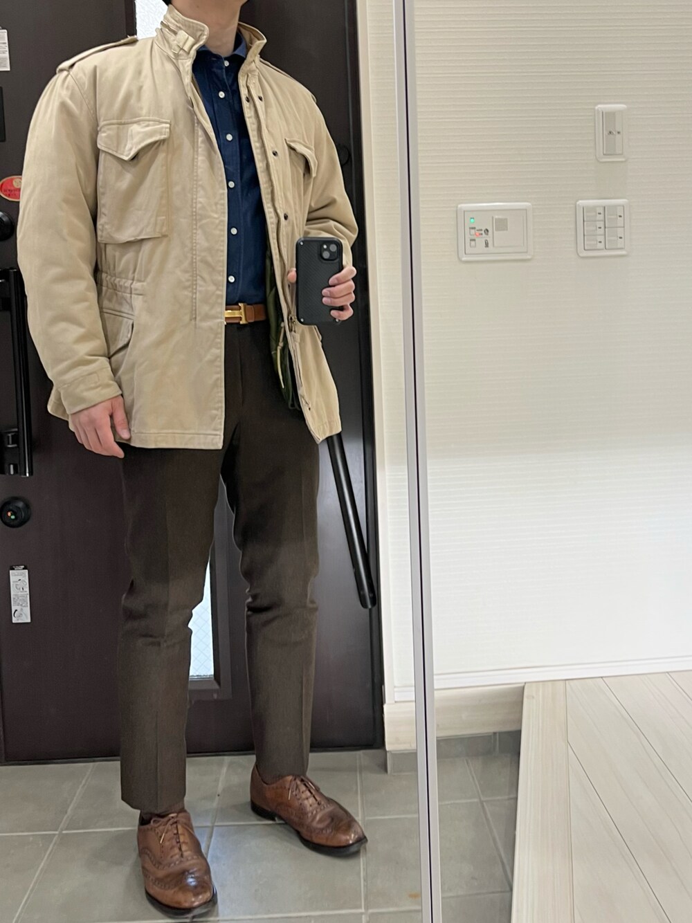 「M65、ミリタリージャケット、ミリタリー、ベージュ、デニム、デニムシャツ、スラックス、革靴、きれいめカジュアル、オトナカジュアル、オフィスカジュアル、冬コーデ、秋冬コーデ、アメカジ、キレイめ」｜「PT01の◎PT01 / GENTS FIT ウールギャバジン 2プリーツスラックス（スラックス、ブラウン系）」を使った、Chrisさん（メンズ・181cm）の冬コーディネートの1枚目の写真