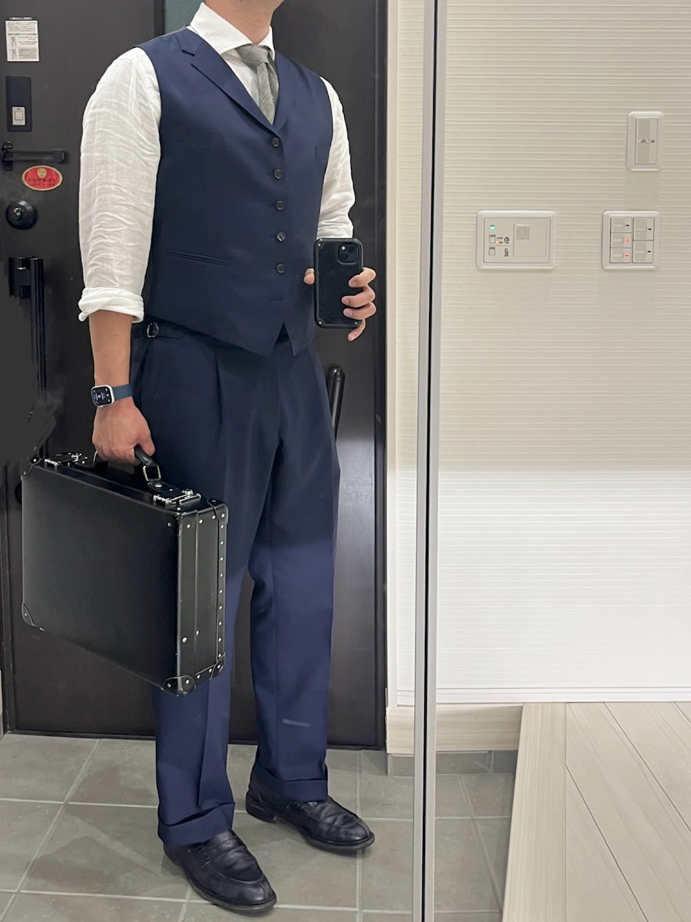 「スリーピース、ベスト、ベスト×シャツ、ネクタイ、シャツ、リネン、リネンシャツ、ネイビー、ネイビー×ホワイト、スラックス、革靴、ローファー、コインローファー、オフィススタイル、フォーマル」｜「オーダーメイドスーツのアイテム（スーツセット、ブルー系）」を使った、Chrisさん（メンズ・181cm）の夏コーディネートの1枚目の写真