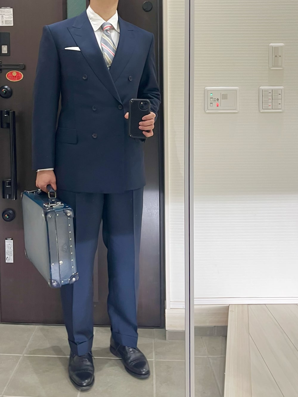 「スーツスタイル、スーツ、ネイビー、ネイビー×ホワイト、トラッド、クラシカル、オフィススタイル、春コーデ、サスペンダー、シャツ、ネクタイ、春色、初春コーデ、ダブルジャケット、テーラードジャケット」｜「オーダーメイドスーツのアイテム（スーツセット、ブルー系）」を使った、Chrisさん（メンズ・181cm）の冬コーディネートの1枚目の写真