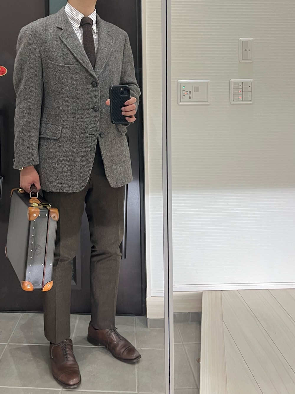 「カントリー、ツイード、ツイードジャケット、テーラードジャケット、ニットタイ、タッターソールシャツ、タッターソール、スラックス、ブラウン、秋冬コーデ、冬コーデ、冬、オフィスカジュアル、オフィススタイル、オトナカジュアル」｜「HARRIS TWEEDのアイテム（テーラードジャケット、グレー系）」を使った、Chrisさん（メンズ・181cm）の冬コーディネートの1枚目の写真