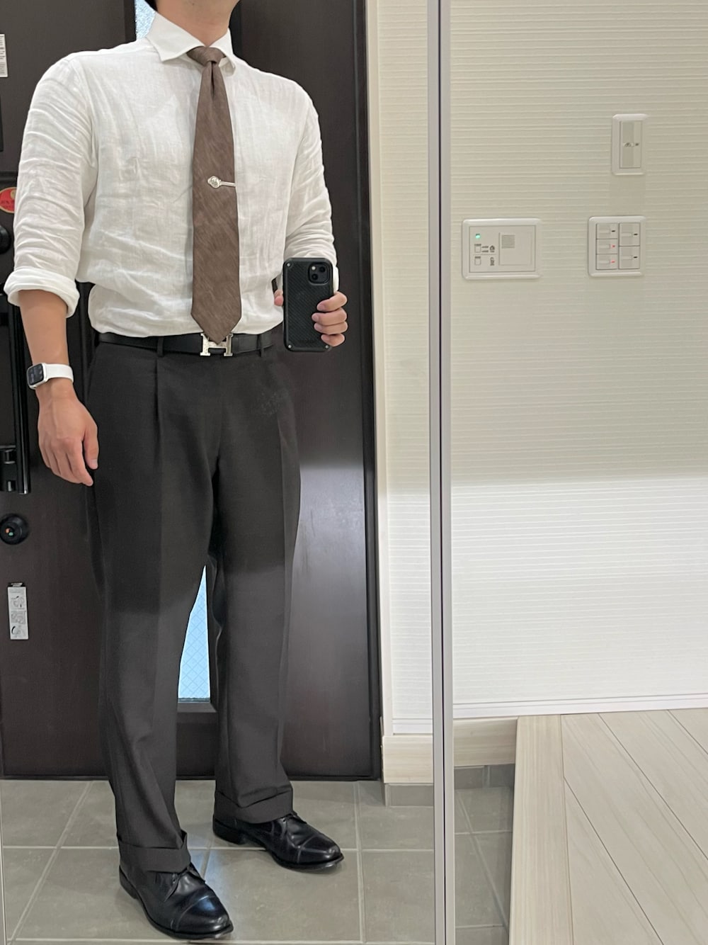 「シャツ、ネクタイ、リネン、リネンシャツ、クラシカル、トラッド、ブラウン、ワントーンコーデ、スラックス、スーツスタイル、スーツ、夏コーデ、夏、秋コーデ、オフィススタイル」｜「オーダーメイドリネンシャツ(Herdmans)のアイテム（シャツ/ブラウス、ホワイト系）」を使った、Chrisさん（メンズ・181cm）の秋コーディネートの1枚目の写真