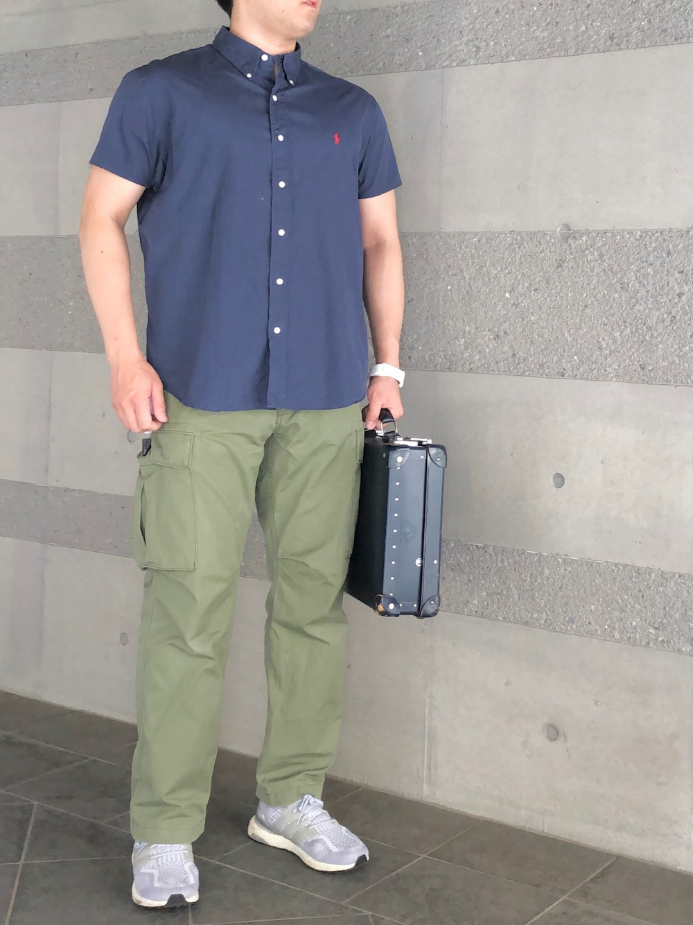 「半袖シャツ、シャツ、シャツスタイル、カーゴパンツ、ミリタリー、スニーカー、きれいめカジュアル、キレイめ、夏コーデ、夏、春夏コーデ、大人カジュアル、オトナカジュアル、ラフ、アメカジ」｜「Alpha Industriesのアイテム（カーゴパンツ、グリーン系）」を使った、Chrisさん（メンズ・181cm）の春コーディネートの1枚目の写真