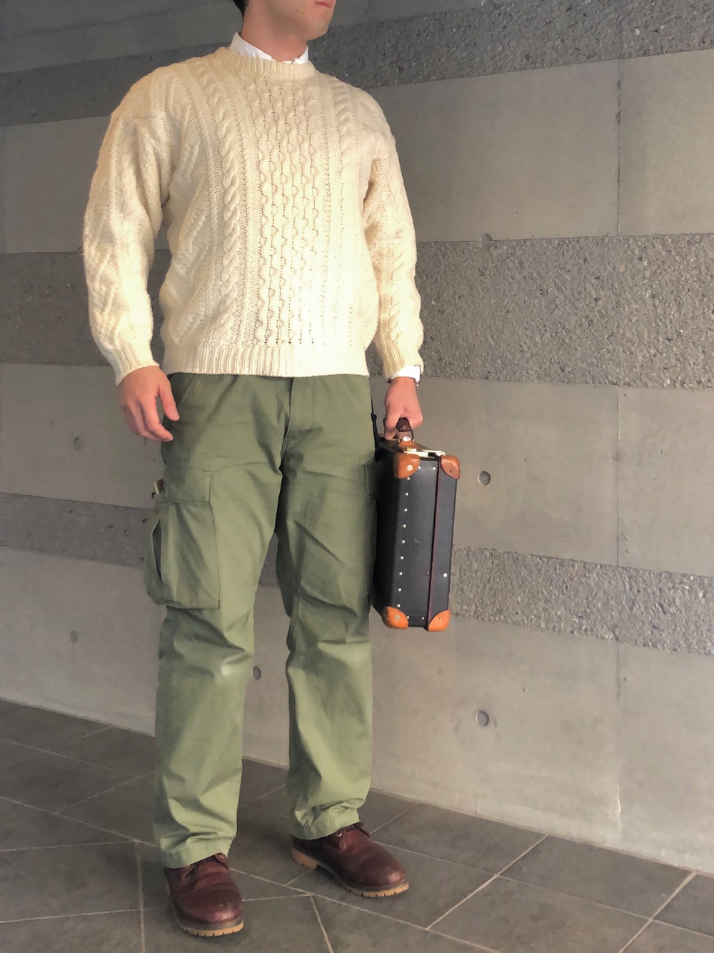 「シャツ、ニット、チャンキーニット、カーゴパンツ、ミリタリー、ブーツ、アースカラー、秋冬コーデ、冬コーデ、秋コーデ、大人コーデ、オトナカジュアル、きれいめカジュアル、キレイめ、古着」｜「Alpha Industriesのアイテム（カーゴパンツ、グリーン系）」を使った、Chrisさん（メンズ・181cm）の冬コーディネートの1枚目の写真
