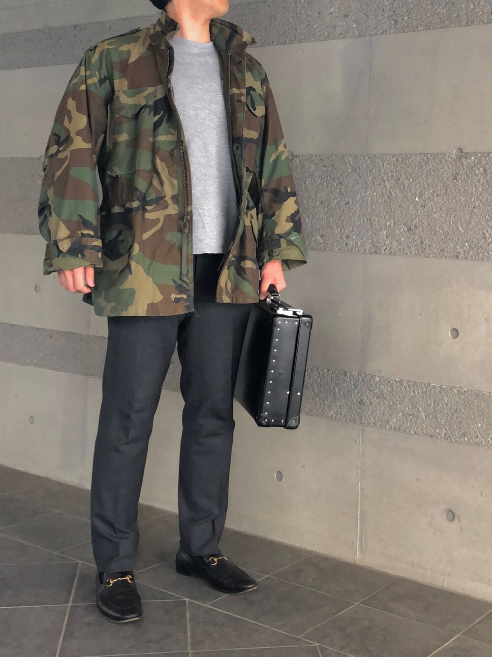 「M65、ミリタリー、ミリタリージャケット、カモフラ、迷彩、Tシャツ、スラックス、ローファー、革靴、アメカジ、キレイめ、きれいめカジュアル、オトナカジュアル、大人カジュアル、アメカジコーデ」｜「BERWICHのBERWICH / 別注 SCOTCH ハウンドトゥース 2プリーツ スラックス（スラックス、グレー系）」を使った、Chrisさん（メンズ・181cm）の春コーディネートの1枚目の写真