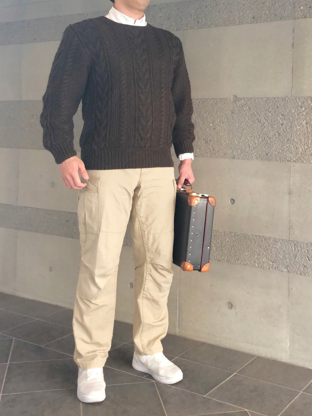 「シャツスタイル、シャツ、白シャツ、ニット、ブラウン、ワントーンコーデ、カーゴパンツ、ミリタリー、白スニーカー、スニーカー、きれいめカジュアル、キレイめ、秋冬コーデ、冬コーデ、秋コーデ」｜「Alpha Industriesのアイテム（カーゴパンツ、ベージュ系）」を使った、Chrisさん（メンズ・181cm）の冬コーディネートの1枚目の写真