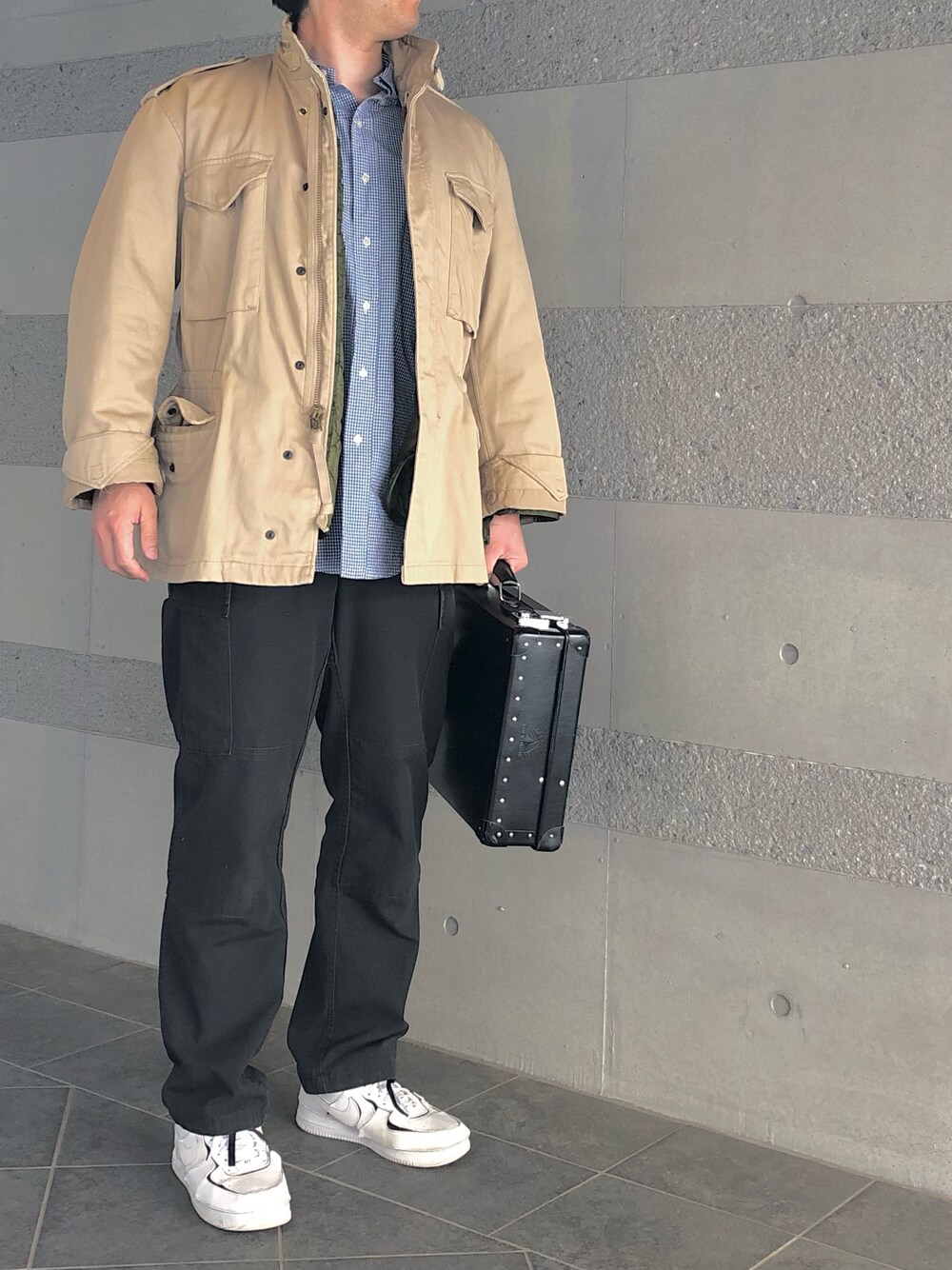 「シャツスタイル、M65、ミリタリー、ミリタリージャケット、カーゴパンツ、白スニーカー、スニーカー、ラフ、春コーデ、オトナカジュアル、大人カジュアル、春、きれいめカジュアル、キレイめ、カジュアル」｜「U.S. Militaryのアイテム（カーゴパンツ、その他）」を使った、Chrisさん（メンズ・181cm）の春コーディネートの1枚目の写真