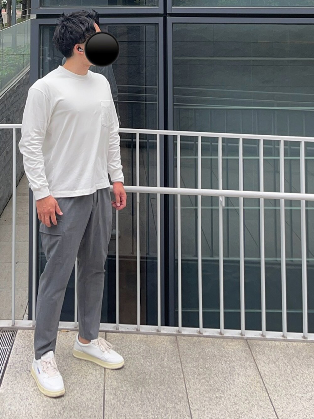 「ロンT、ポケットＴシャツ、白Tシャツ、カーゴパンツ、スラックス、イージーパンツ、白スニーカー、スニーカー、春コーデ、春夏コーデ、アメカジ、きれいめカジュアル、オトナカジュアル、大人カジュアル、大人コーデ」｜「UNIQLOのアイテム（Tシャツ/カットソー、ホワイト系）」を使った、Chrisさん（メンズ・181cm）の春コーディネートの1枚目の写真