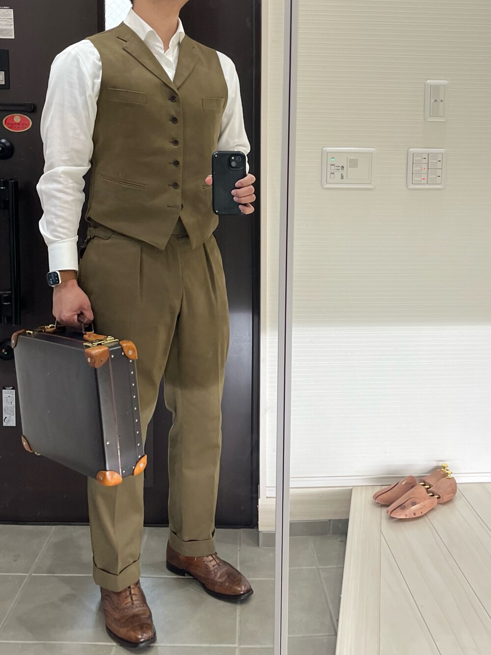 「ベスト、ベスト×シャツ、ベストコーデ、ベストスタイル、スラックス、革靴、ブローグシューズ、アースカラー、カーキ、トラッド、クラシカル、秋服、秋冬コーデ、秋のコーデ、オトナカジュアル」｜「GLOBE-TROTTERのSafari 16（ビジネスバッグ、ブラウン系）」を使った、Chrisさん（メンズ・181cm）の秋コーディネートの1枚目の写真
