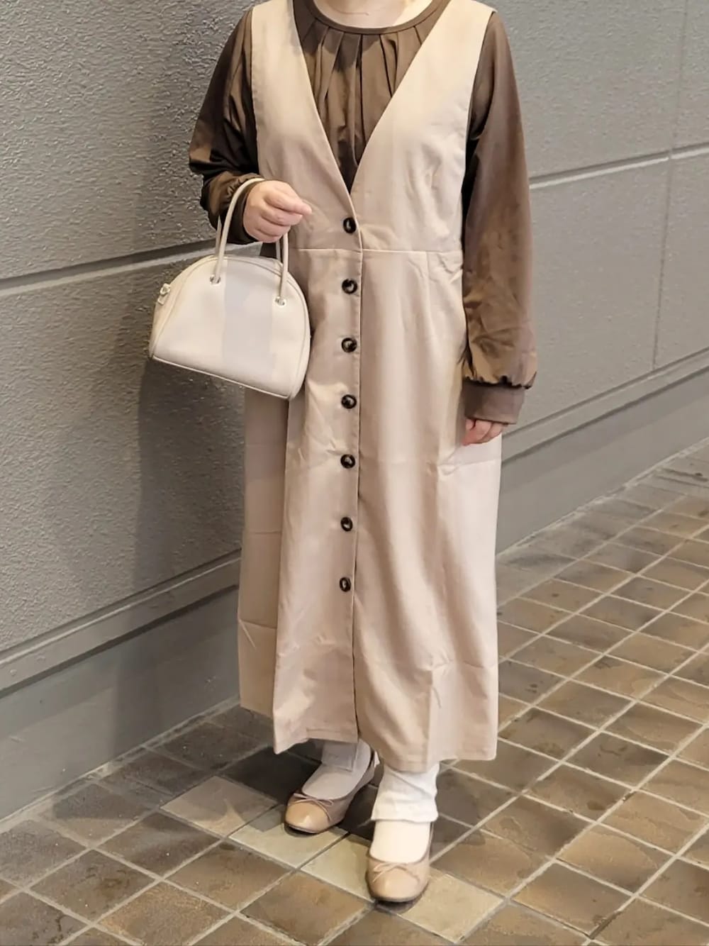 「秋冬コーデ、大人カジュアル、カジュアルコーデ、秋のコーデ、ゆったりコーデ、ワンピース、ママコーデ、プチプラコーデ、ぽっちゃり、ブラウン、ブラウンコーデ、ベージュ、ベージュコーデ」｜「しまむらのアイテム（バッグ、ベージュ系）」を使った、𝕛𝕦𝕟𝕔𝕠 さん（レディース・158cm）の秋コーディネートの1枚目の写真