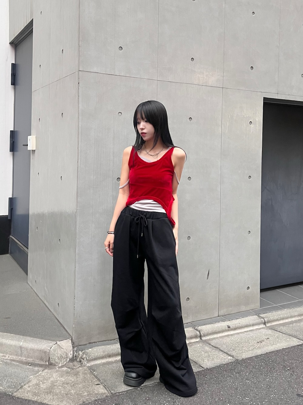 「レイヤードスタイル、カジュアルコーデ、カジュアル、タンクトップ、スウェットパンツ、オトナカジュアル、大人カジュアル、きれいめカジュアル、シンプルコーデ、シンプル、夏コーデ、夏、今日のコーデ、お洒落さんとつながりたい、プチプラ」｜「led.tokyoの【led.tokyo】LAYERED TANK SET/レイヤードタンクセット（タンクトップ、レッド系）」を使った、mahiroさん（レディース・159cm）の夏コーディネートの1枚目の写真