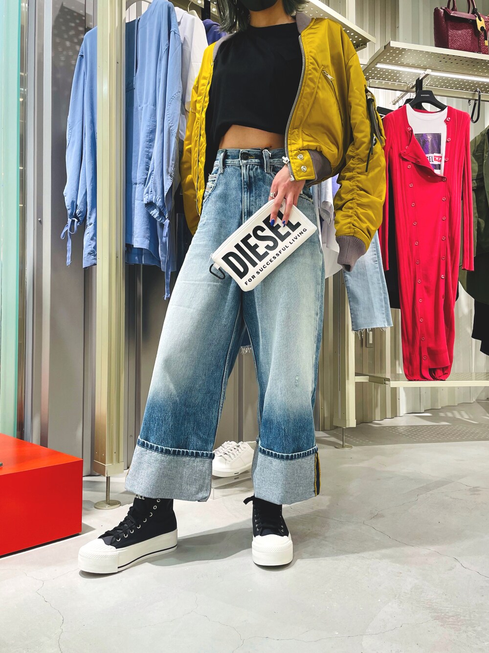 ブルー系のデニムパンツ、イエロー系のMA-1、ホワイト系のTシャツ/カットソーを着用したレディースの夏コーディネートの1枚目の写真