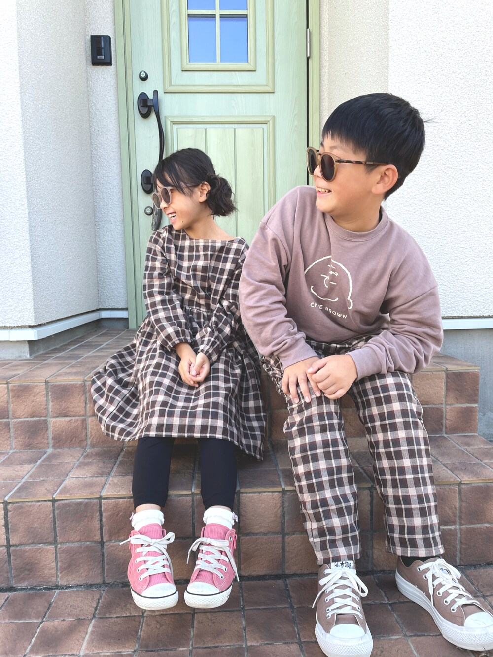 「pairmanonの長袖リラックスワンピース（ワンピース、ブラウン系）」を使った、daiminaさん（キッズ・140cm）の秋コーディネートの1枚目の写真