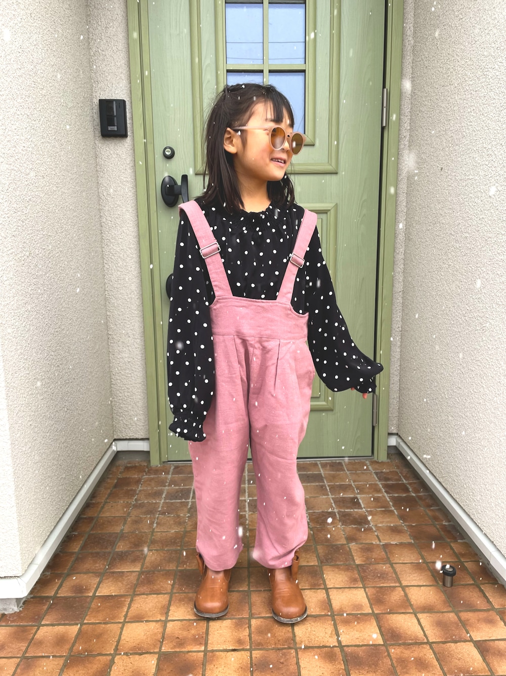 「antiquaのコットンリネンサロペット（サロペット/オーバーオール、ピンク系）」を使った、daiminaさん（キッズ・121cm）の冬コーディネートの1枚目の写真