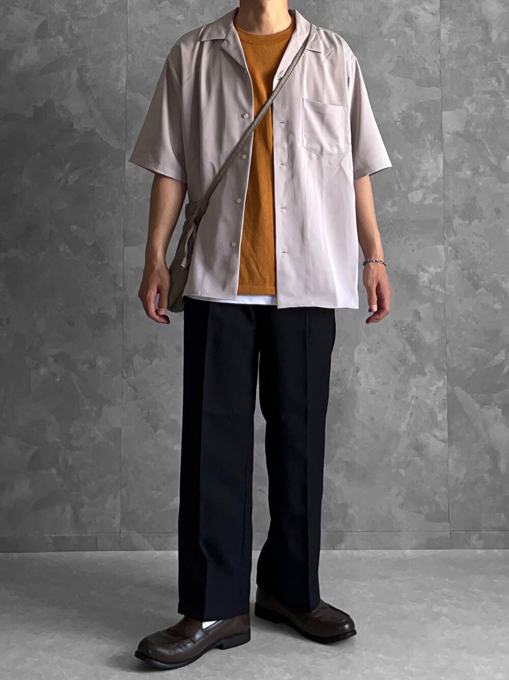 ベージュ系のシャツ/ブラウス、イエロー系のTシャツ/カットソー、ブラック系のスラックスを着用したメンズの秋コーディネートの1枚目の写真