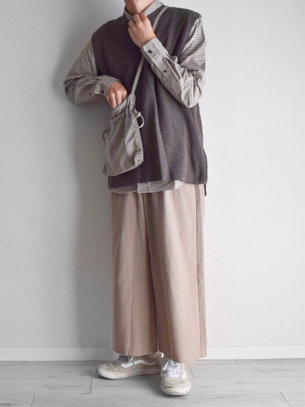 その他のシャツ/ブラウス、ブラウン系のニット/セーター、ベージュ系のその他パンツを着用したメンズの秋コーディネートの1枚目の写真