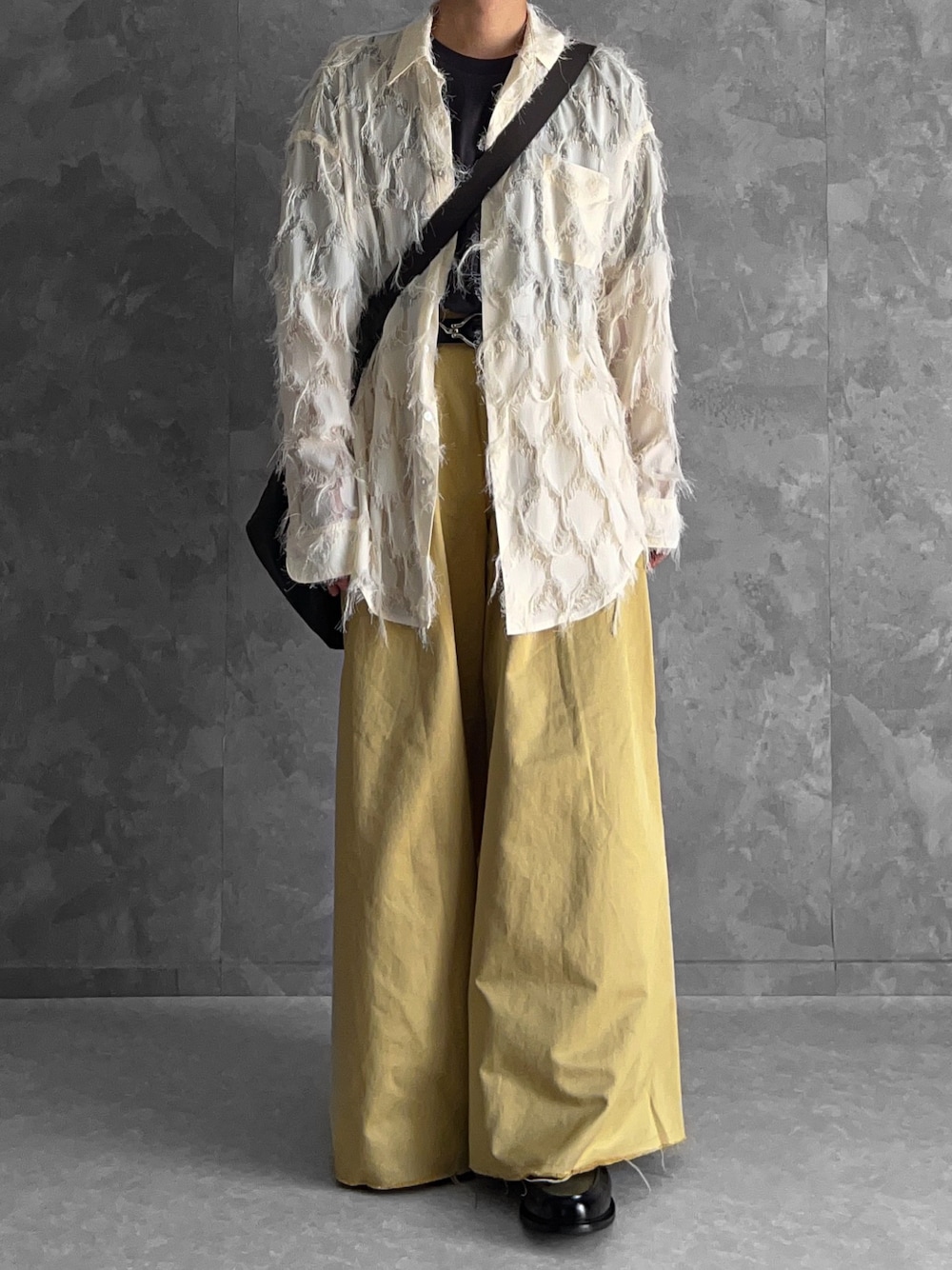 ホワイト系のシャツ/ブラウス、イエロー系のその他パンツ、グレー系のショルダーバッグを着用したメンズの秋コーディネートの1枚目の写真