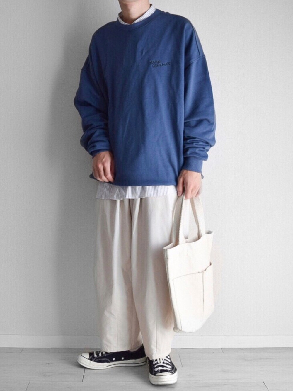 ブルー系のスウェット、ホワイト系のシャツ/ブラウス、ホワイト系のその他パンツを着用したメンズの秋コーディネートの1枚目の写真