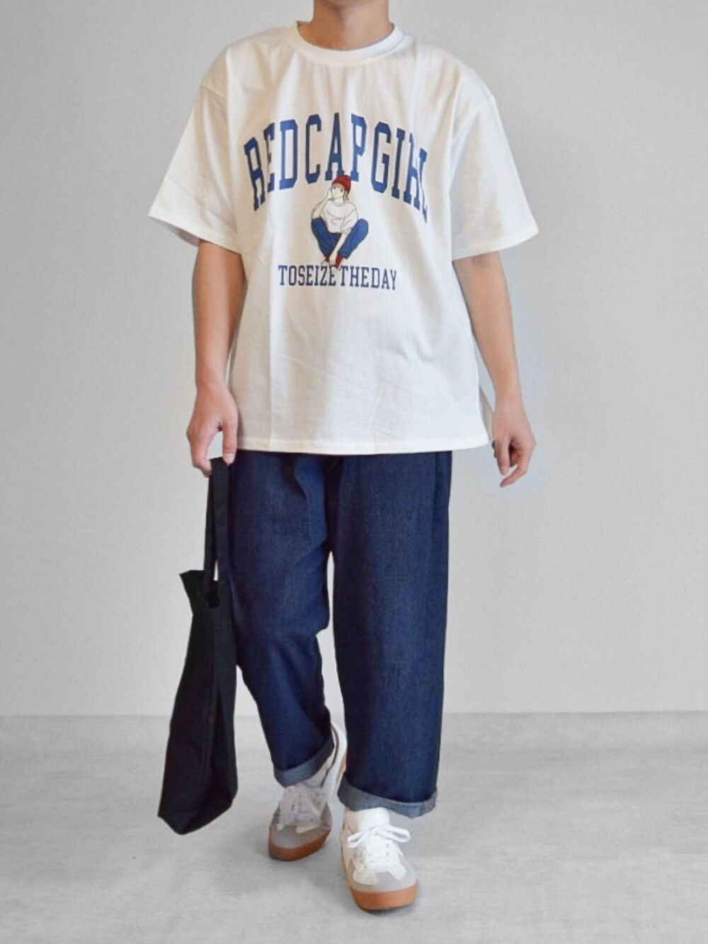 ホワイト系のTシャツ/カットソー、ブルー系のデニムパンツ、ブラック系のトートバッグを着用したメンズの春コーディネートの1枚目の写真