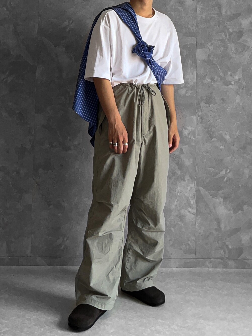 ホワイト系のTシャツ/カットソー、ブルー系のシャツ/ブラウス、ベージュ系のパンツを着用したメンズの秋コーディネートの1枚目の写真