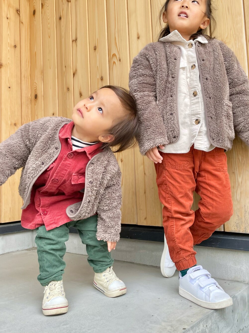 「キッズファッション、カジュアル、男の子コーデ、キッズコーデ、スニーカー、ベビーコーデ、女の子コーデ、お洒落さんとつながりたい、リンクコーデ、コーデュロイパンツ、あったかコーデ、ボアブルゾン」｜「ZARAのアイテム（ジャケット/アウター、レッド系）」を使った、®️9さん（キッズ・100cm）の冬コーディネートの1枚目の写真