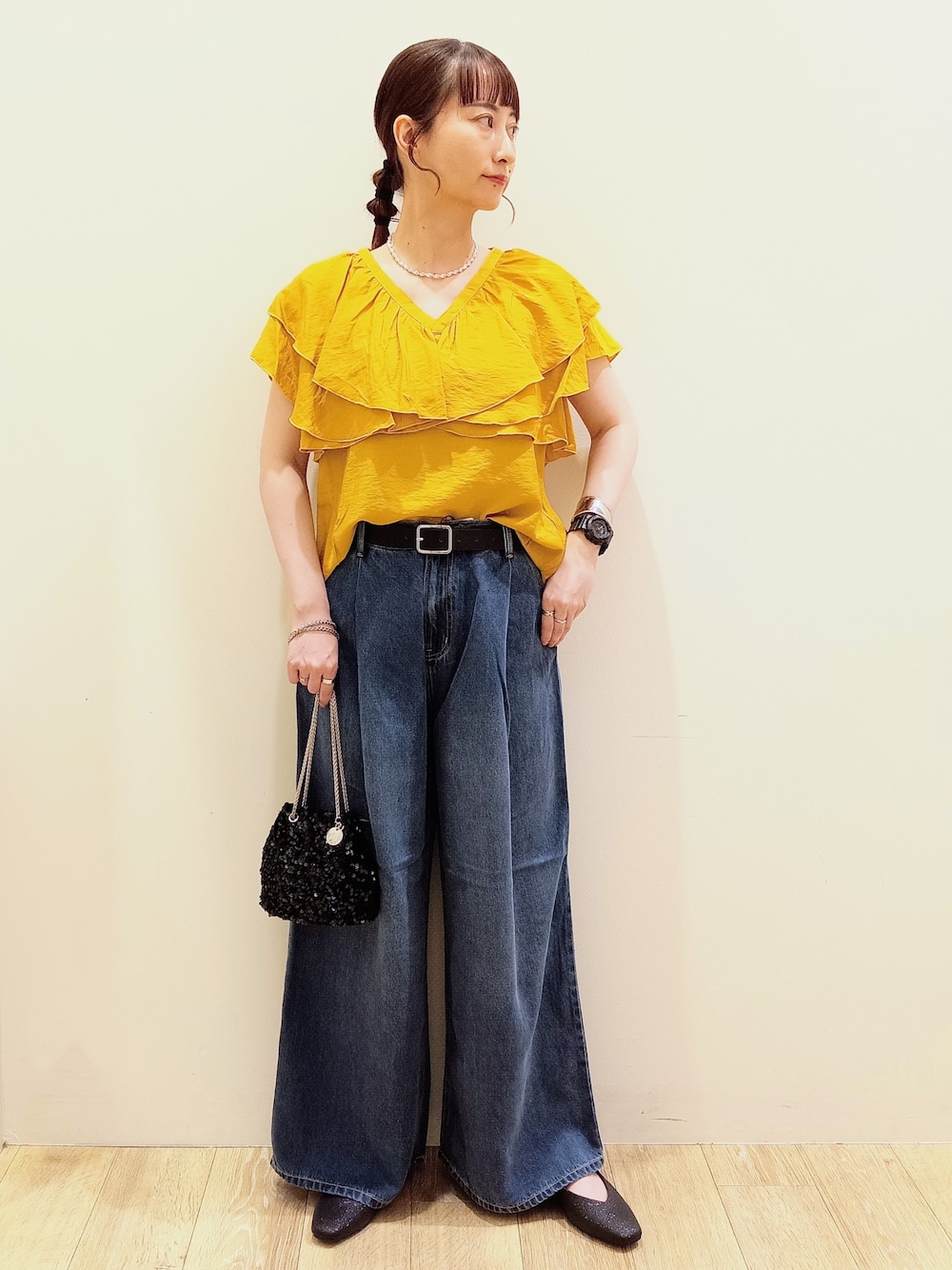 イエロー系のシャツ/ブラウス、ブルー系のデニムパンツ、ブラック系のショルダーバッグを着用したレディースの夏コーディネートの1枚目の写真