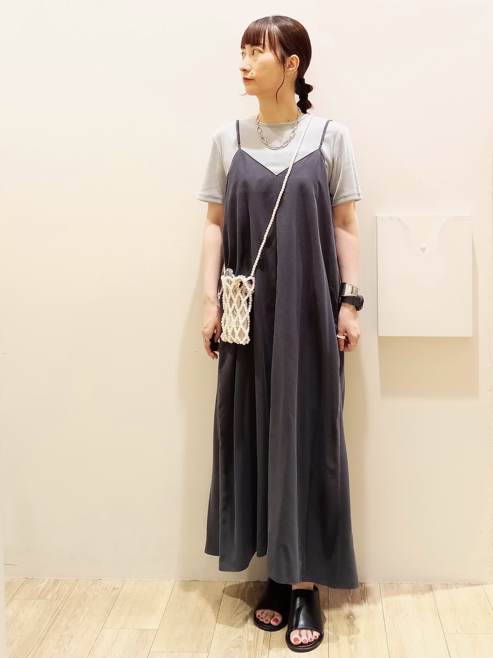 グレー系のTシャツ/カットソー、グレー系のワンピース、ホワイト系のショルダーバッグを着用したレディースの秋コーディネートの1枚目の写真