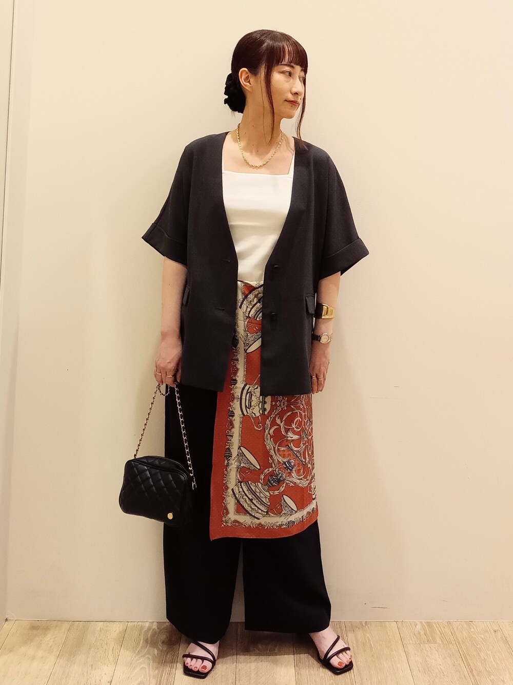 グレー系のノーカラージャケット、ホワイト系のタンクトップ、ブラック系のその他パンツを着用したレディースの夏コーディネートの1枚目の写真