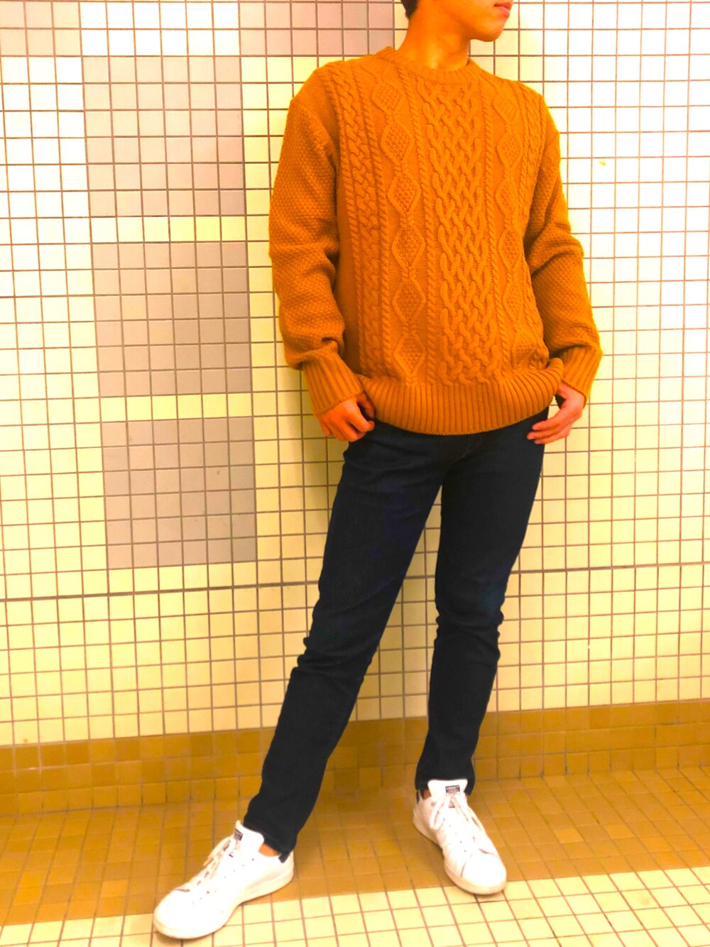 「秋冬コーデ、シンプル、デニム、ゆるコーデ、大人コーデ、おしゃれさんと繋がりたい、秋のコーデ」｜「UNIQLOのアイテム（ニット/セーター、オレンジ系）」を使った、ひろとさん（メンズ・175cm）の秋コーディネートの1枚目の写真
