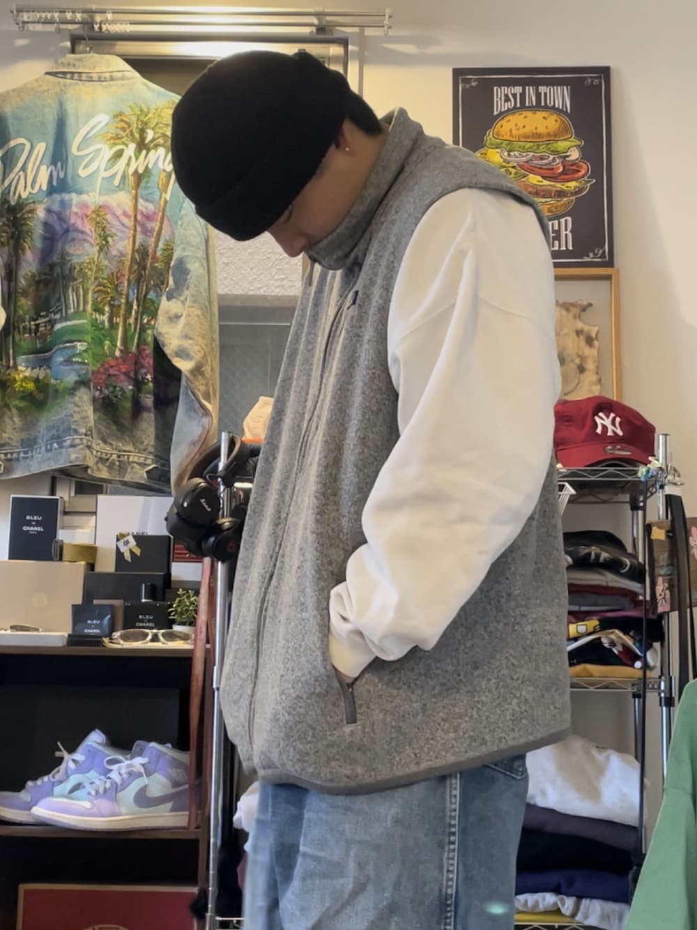 「ファッションを楽しもう、メンズコーデ、シンプルコーデ、大人カジュアル、おしゃれさんと繋がりたい、オーバーサイズ、秋冬コーデ、古着MIX、カジュアルコーデ、デニム」｜「FREAK'S STOREのWEB限定 トチハラユミ × FREAK'S STORE 別注プリント クルーネック スウェット（スウェット、ホワイト系）」を使った、TamTamさん（メンズ・173cm）の秋コーディネートの1枚目の写真