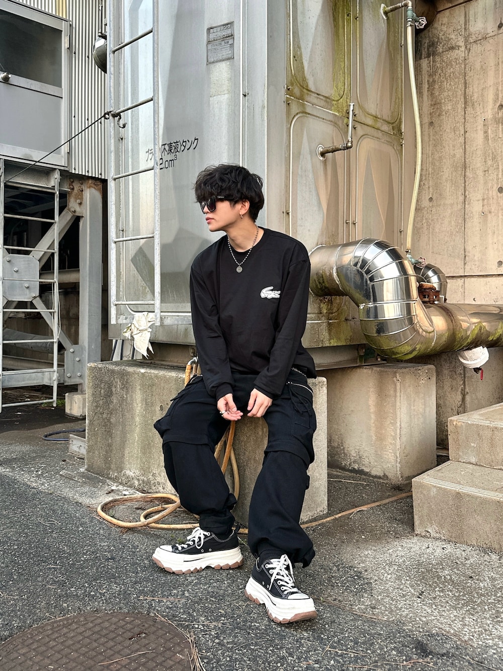 「LACOSTE、ラコステ、PR、ストリートコーデ、韓国ファッション、韓国コーデ、秋服、シンプルコーデ、ビッグシルエット、スニーカー、スニーカーコーデ、カーゴパンツ、ブラックコーデ、秋のコーデ、ワイドパンツ」｜「LACOSTEの【オンライン限定】LACOSTE オーバーサイズ バックプリント ロングスリーブTシャツ（Tシャツ/カットソー、ブラック系）」を使った、ヨンさん（メンズ・171cm）の秋コーディネートの1枚目の写真