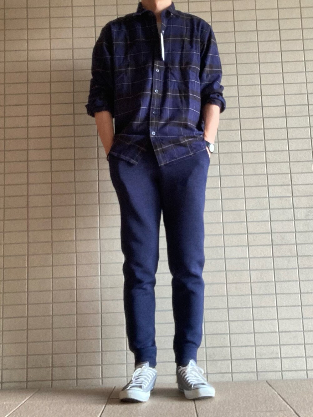 「秋のコーデ、チェックシャツ、今日のコーデ、ユニクロ、UNIQLO、GU、ラフ、シンプル、シンプルコーデ、大人カジュアル、オトナカジュアル」｜「UNIQLOのアイテム（スウェットパンツ、ブルー系）」を使った、eiさん（メンズ・173cm）の秋コーディネートの1枚目の写真