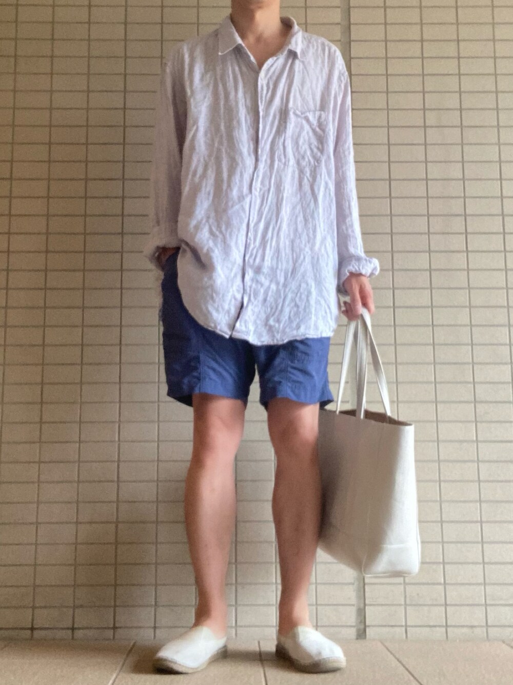 「オトナカジュアル、今日のコーデ、シンプル、リネンシャツ、リゾートスタイル、ユニクロ、UNIQLO、GU、ショートパンツ、夏コーデ」｜「UNIQLOのアイテム（シャツ/ブラウス、グレー系）」を使った、eiさん（メンズ・173cm）の夏コーディネートの1枚目の写真