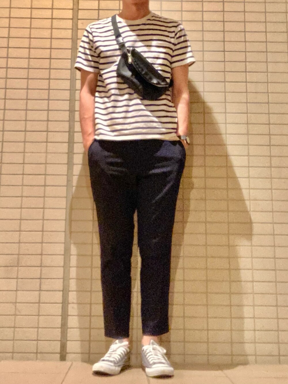 「ボーダーTシャツ、シンプルコーデ、大人カジュアル、オールスター、スラックス、ユニクロ、GU、プチプラ、カジュアル、キレイめカジュアル」｜「GUのアイテム（ショルダーバッグ、ブラック系）」を使った、eiさん（メンズ・173cm）の夏コーディネートの1枚目の写真