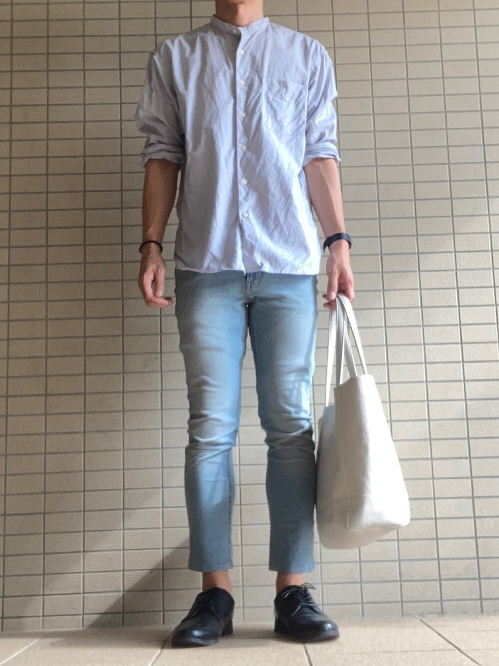 「ユニクロ、UNIQLO、GU、スタンドカラー、カジュアル、今日のコーデ、秋のコーデ、大人カジュアル、シンプル、デニムパンツ、トートバッグ、プチプラコーデ」｜「UNIQLOのMEN エクストラファインコットンブロードスタンドカラーシャツ（長袖）（シャツ/ブラウス、ホワイト系）」を使った、eiさん（メンズ・173cm）の夏コーディネートの1枚目の写真