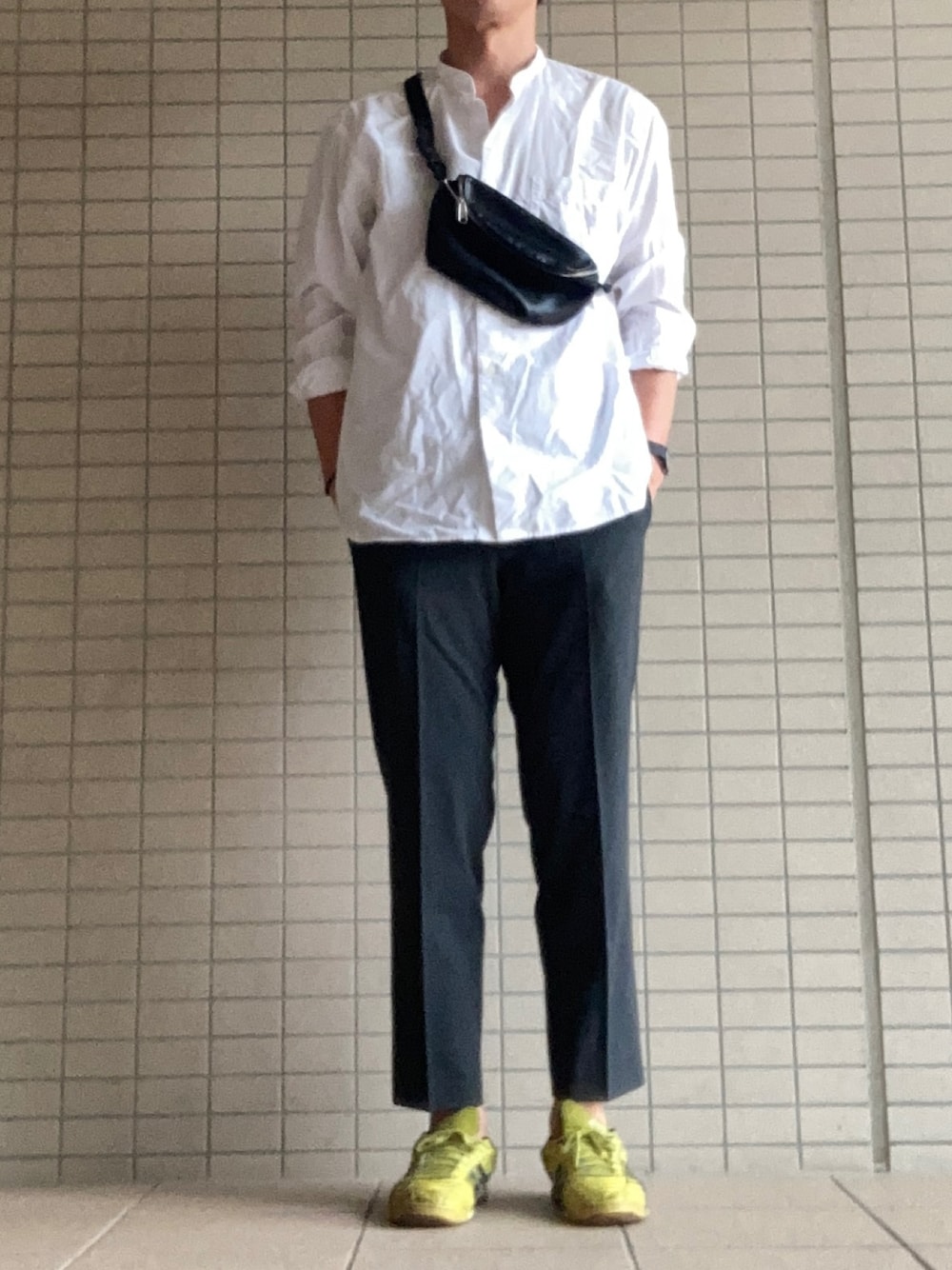 「秋コーデ、休日スタイル、シャツスタイル、スタンドカラーシャツ、オトナカジュアル、シンプル、低身長、ユニクロ、GU、キレイめ、UNIQLO」｜「UNIQLOのアイテム（スラックス、グレー系）」を使った、eiさん（メンズ・173cm）の夏コーディネートの1枚目の写真
