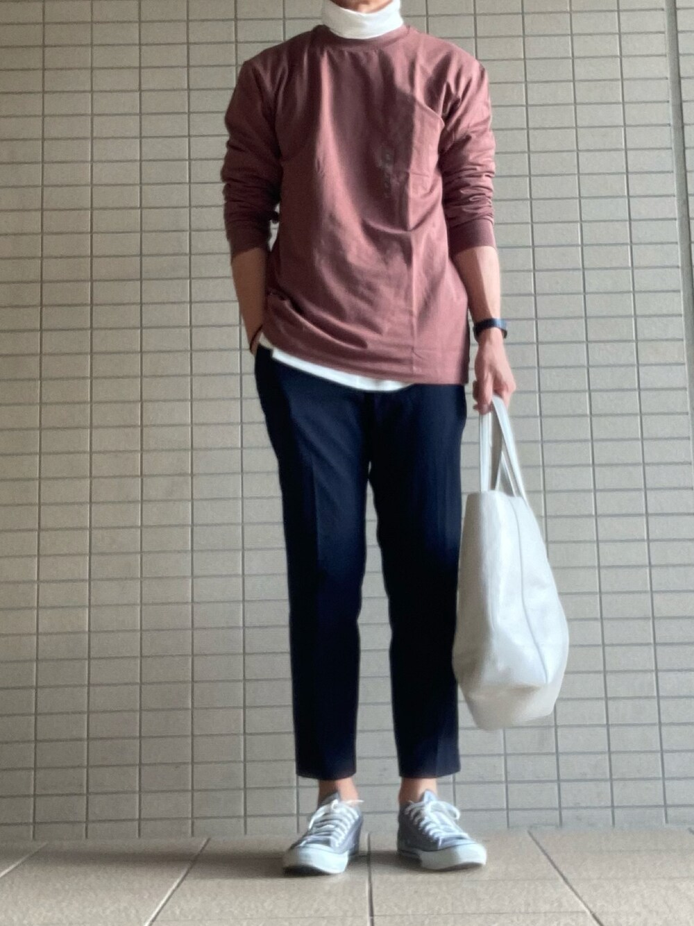 「シンプルコーデ、秋のコーデ、秋服、今日のコーデ、カジュアルコーデ、シンプルスタイル、オールスター、GU、UNIQLO、オトナカジュアル、トートバッグ 白、タートルネック」｜「UNIQLOのアイテム（Tシャツ/カットソー、ブラウン系）」を使った、eiさん（メンズ・173cm）の秋コーディネートの1枚目の写真