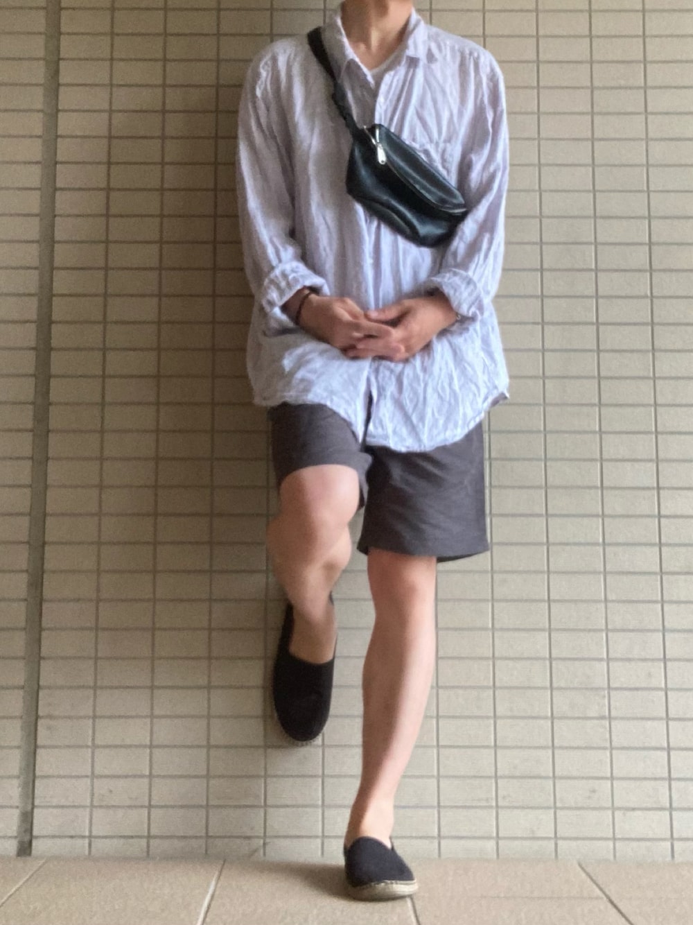 「リネンシャツ、ショートパンツ、夏コーデ、エスパドリーユ、ユニクロ、UNIQLO、ショルダーバッグ、サコッシュ、Safari、オトナカジュアル」｜「GUのアイテム（ショルダーバッグ、ブラック系）」を使った、eiさん（メンズ・173cm）の夏コーディネートの1枚目の写真