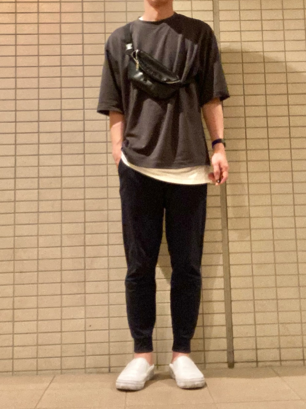 「オーバーサイズ、シンプル、ユニクロ、UNIQLO、GU、ジョガーパンツ、キレイめカジュアル、カジュアル、夏、プチプラコーデ」｜「UNIQLOのアイテム（Tシャツ/カットソー、グレー系）」を使った、eiさん（メンズ・173cm）の夏コーディネートの1枚目の写真