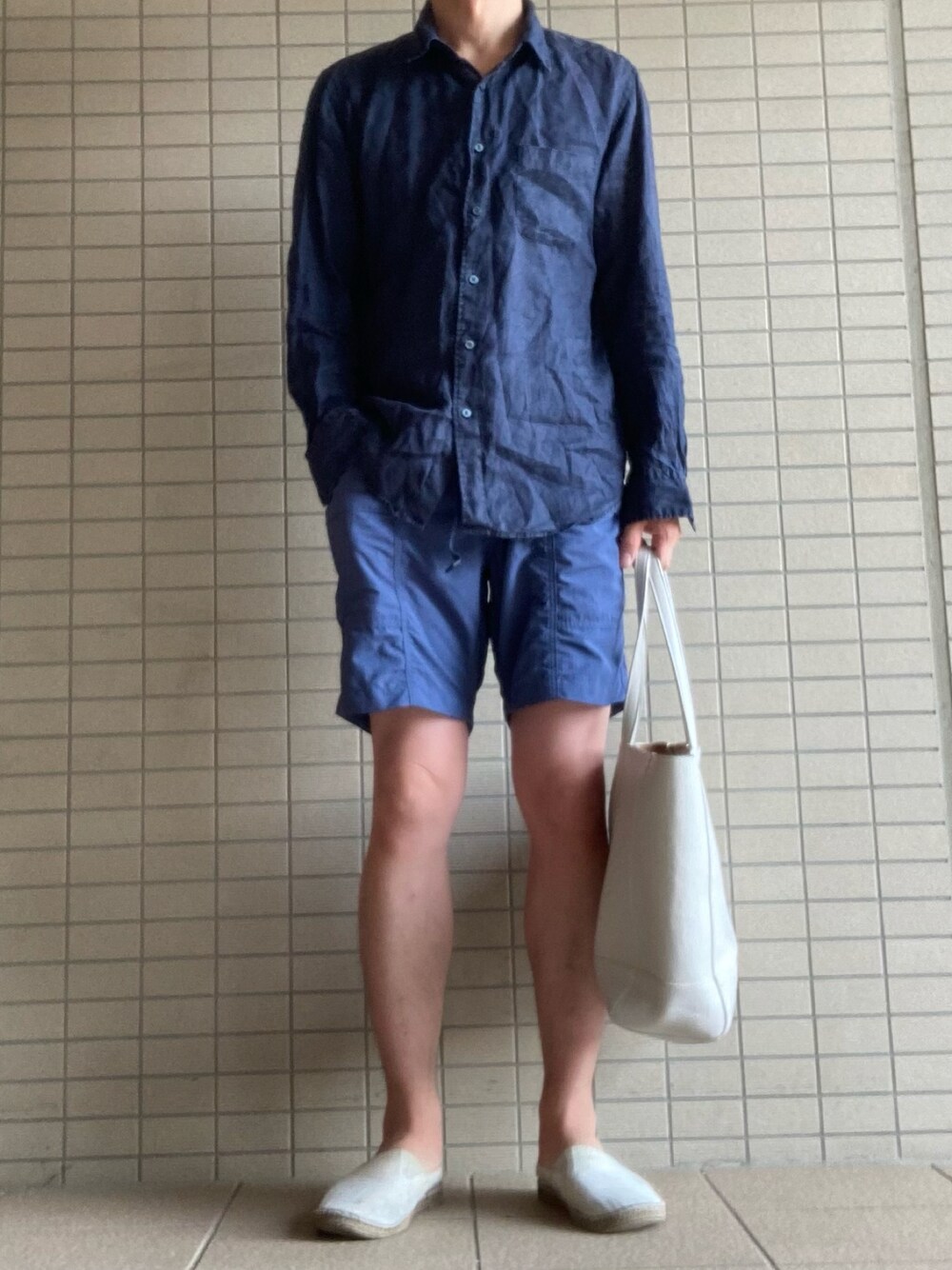 「リネンシャツ、ショートパンツ、エスパドリーユ、ユニクロ、UNIQLO、大人カジュアル、トートバッグ、休日スタイル、爽やかコーデ、シンプル」｜「UNIQLOのMEN オックスフォードシャツ（長袖）（シャツ/ブラウス、ブルー系）」を使った、eiさん（メンズ・173cm）の夏コーディネートの1枚目の写真