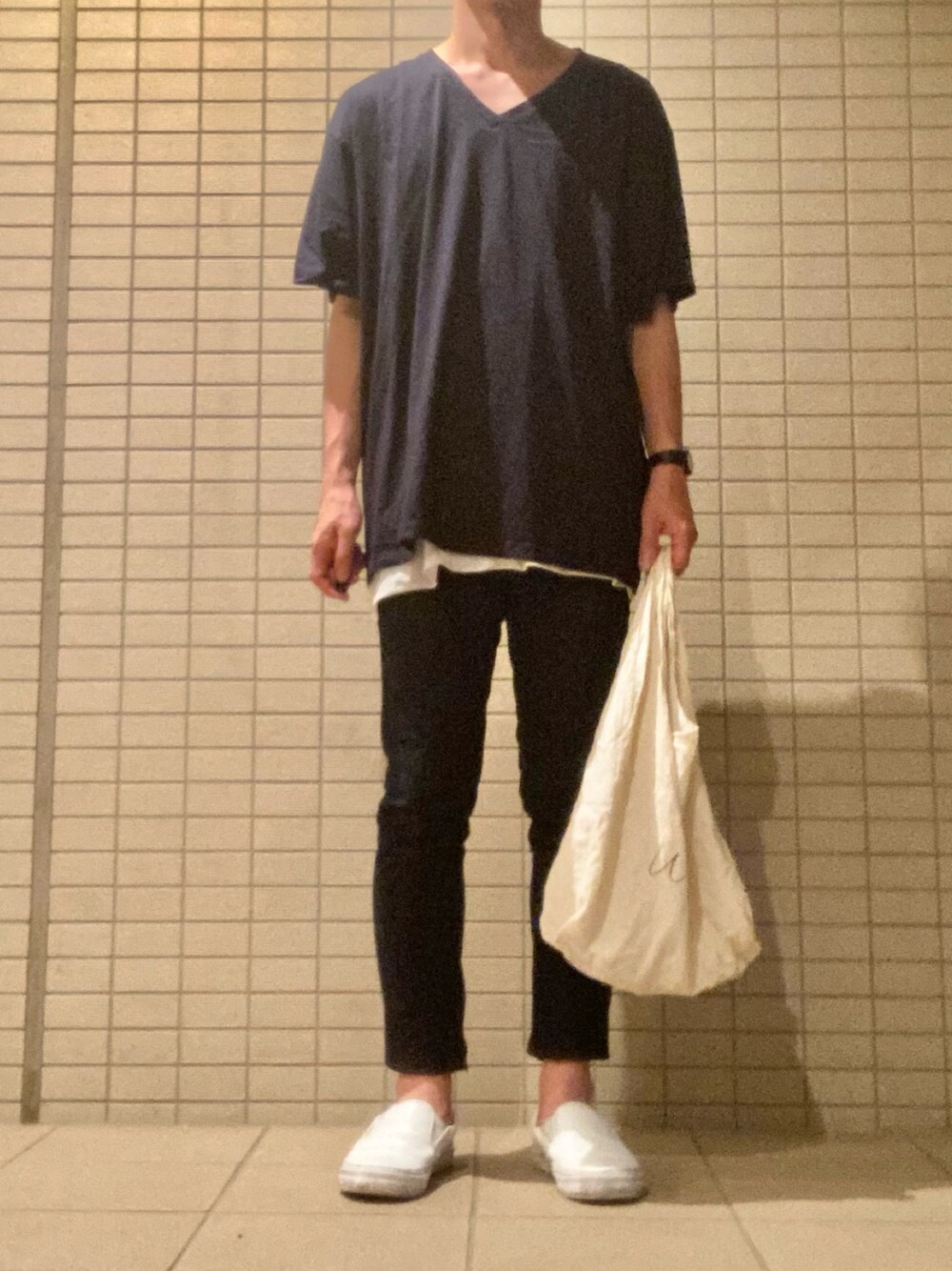「今日のコーデ、Vネック、デニムパンツ、ユニクロ、UNIQLO、ビックシルエット、カジュアル、シンプル、休日スタイル、スリッポン」｜「UNIQLOのアイテム（Tシャツ/カットソー、ブルー系）」を使った、eiさん（メンズ・173cm）の夏コーディネートの1枚目の写真