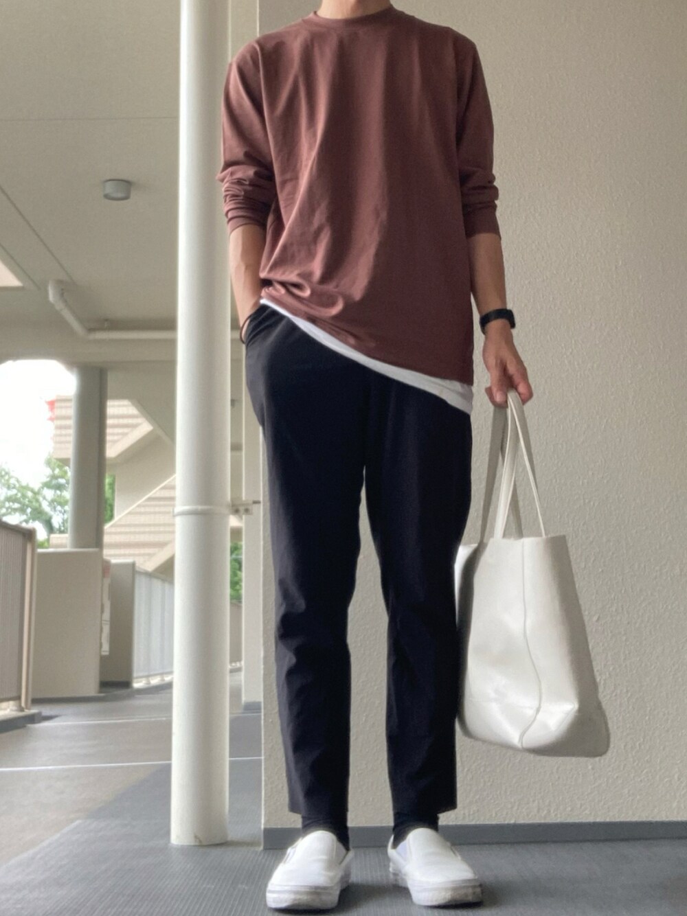 「シンプル、UNIQLO、大人カジュアル、ユニクロ、休日コーデ、リラックススタイル、カジュアルコーデ、GU、ユニクロコーデ、トートバッグ、スニーカー、トートバッグ 白」｜「GUのアイテム（スラックス、ブラック系）」を使った、eiさん（メンズ・173cm）の秋コーディネートの1枚目の写真