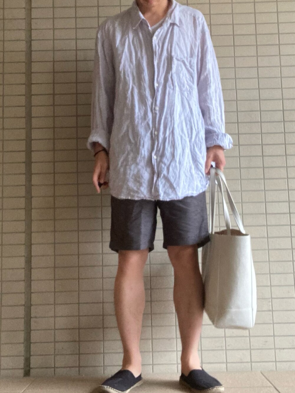 「リネンシャツ、ショートパンツ、エスパドリーユ、トートバッグ、夏、シンプルコーデ、リラックススタイル、ootd、ユニクロ、GU」｜「UNIQLOのアイテム（シャツ/ブラウス、グレー系）」を使った、eiさん（メンズ・173cm）の夏コーディネートの1枚目の写真