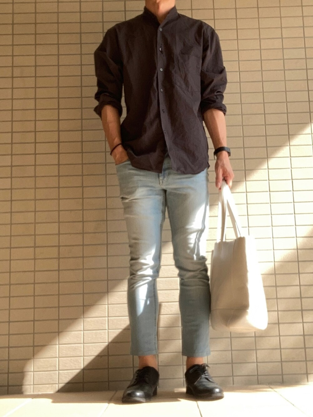 「休日スタイル、シンプル、オトナカジュアル、秋のコーデ、ユニクロ、GU、スニーカー、UNIQLO、黒シャツ、デニムパンツ、トートバッグ、トートバッグ 白」｜「UNIQLOのアイテム（シャツ/ブラウス、グレー系）」を使った、eiさん（メンズ・173cm）の秋コーディネートの1枚目の写真